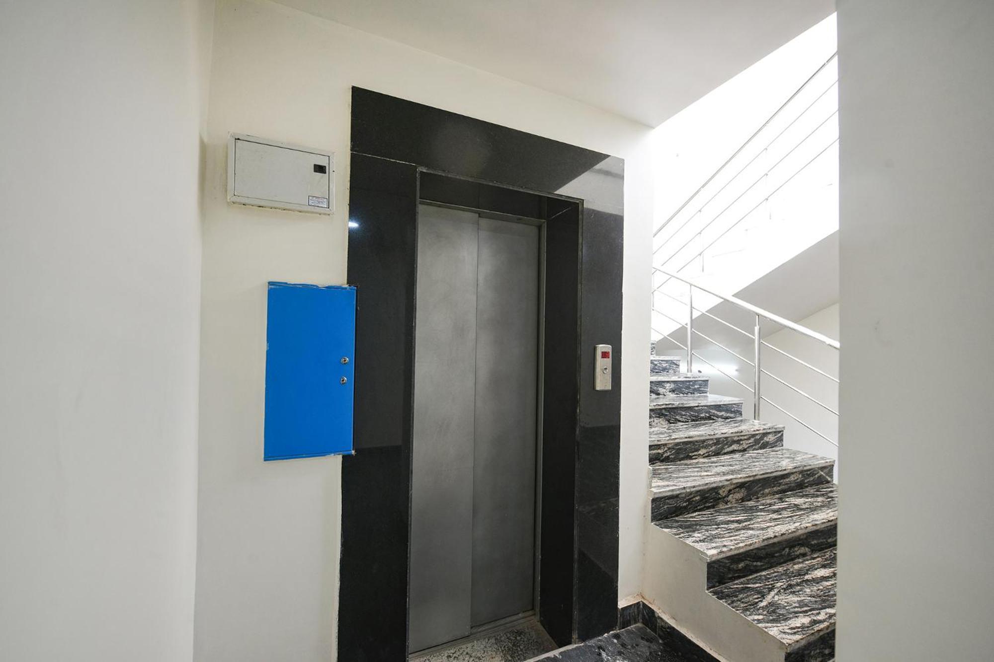 Fabhotel Mona Continental - Nr Laxmi Nagar It Hub New Delhi Exterior photo
